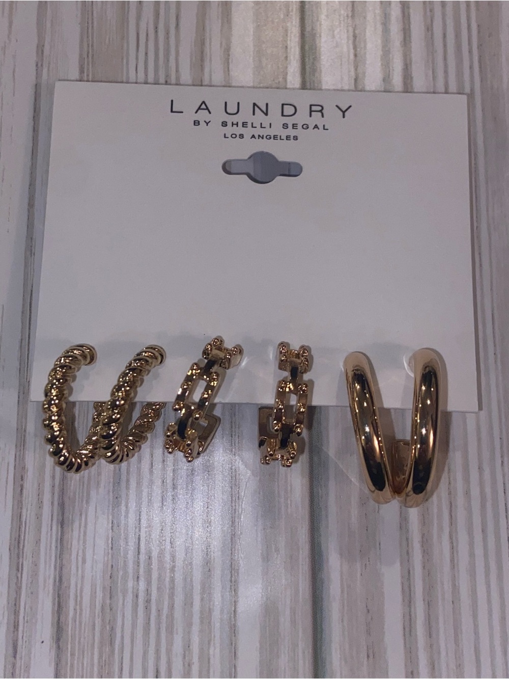 NWT laundry by Shelli Segal gold hoop earrings set